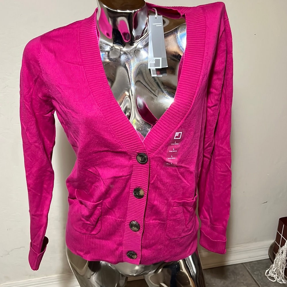 🌸Pink V-neck button up sweater with two front pockets🌸Sz Lg